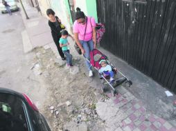 Para poder recorrer las calles del barrio de Analco junto con sus hijos, Daniela Ríos debe hacer “acrobacias”. EL INFORMADOR / F. Atilano