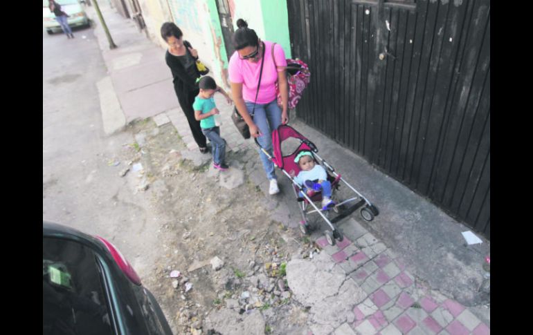 Para poder recorrer las calles del barrio de Analco junto con sus hijos, Daniela Ríos debe hacer “acrobacias”. EL INFORMADOR / F. Atilano