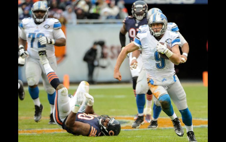 El quaterback de los felinos, Matthew Stafford, número nueve; pasó para 298 yardas y tres touchdowns. AFP / D. Banks