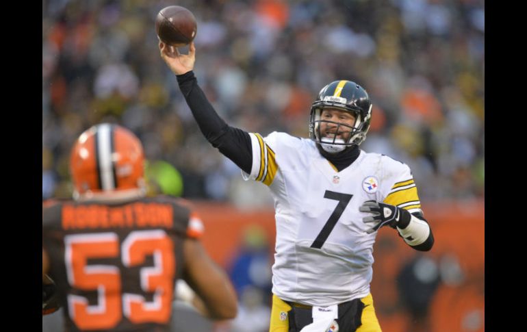 Ben Roethlisberger lanzó tres pases de anotación. AP / D. Richard