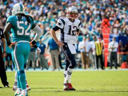 Tom Brady fue capturado dos veces y azotado en el césped al menos media docena de ocasiones más el domingo. AFP / M. Ehrmann