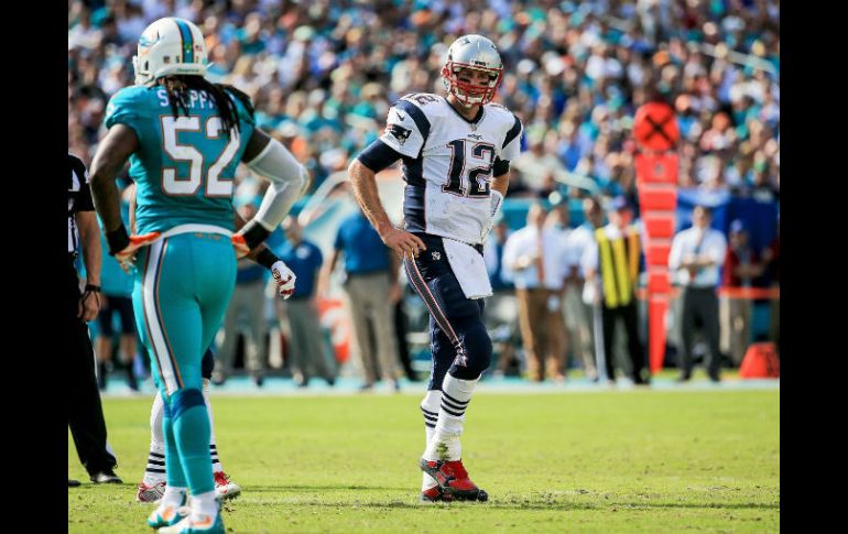 Tom Brady fue capturado dos veces y azotado en el césped al menos media docena de ocasiones más el domingo. AFP / M. Ehrmann