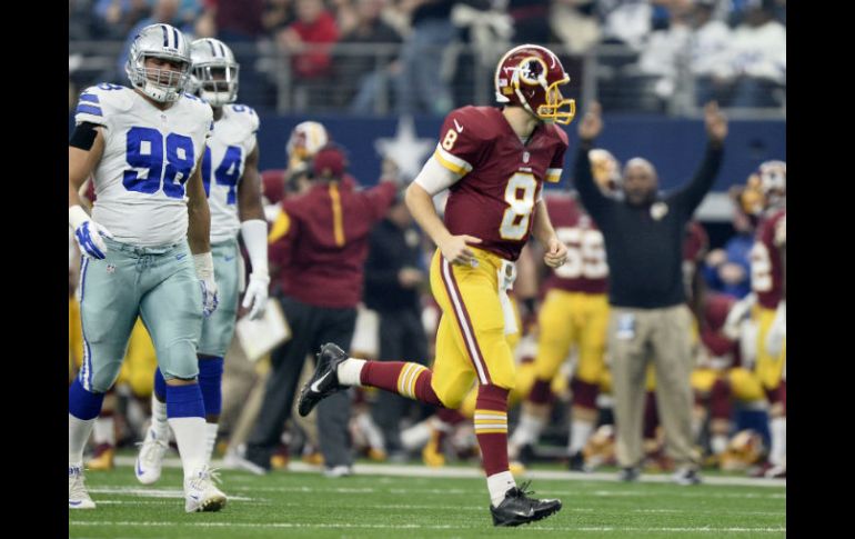 Kirk Cousins lanzó tres pases para touchdown antes de salir en las postrimerías de la primera mitad. EFE / L. Smith