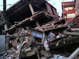 Imagen de una de las casas destrozadas tras el sismo de 6.7 grados. AFP / D. Shijagurumayum