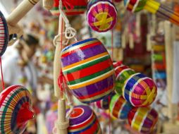 Varios juguetes como el balero se venden como artesanías en ferias tradicionales. NTX / ARCHIVO