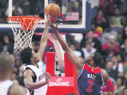 John Wall, de los Wizards de Washington (derecha) promedió 22.6 puntos, 11.7 asistencias y 4.8 rebotes por partido durante diciembre. AP / A. Brandon