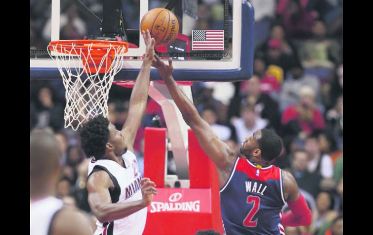 John Wall, de los Wizards de Washington (derecha) promedió 22.6 puntos, 11.7 asistencias y 4.8 rebotes por partido durante diciembre. AP / A. Brandon