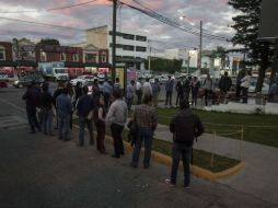 Entre las calles Plan de San Luis y Elba hay decenas de personas que pretenden acreditarse para ser choferes de Uber. EL INFORMADOR / R. Tamayo