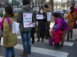 Padres de hijos no registrados protestan ante la puerta de las oficinas nacionales de planificación nacional. AP / N. Han Guan