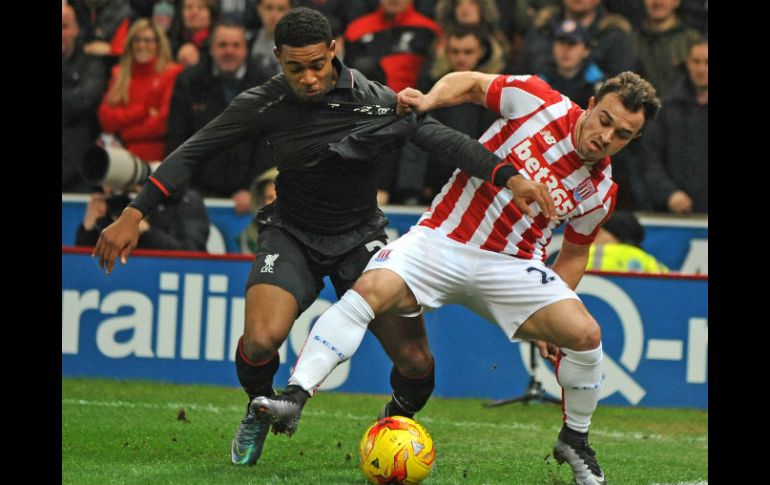 El Liverpool dominó el partido ante un rival en el que solo el suizo Xherdan (der) parecía tener peligro con el balón en los pies. AP / R. Vieira