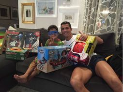 Cristiano Jr. se mostró contento con su barco pirata, su balón de futbol, su disfraz del Capitán América. TWITTER / @Cristiano