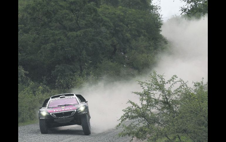 Tercera etapa. El piloto francés Sébastien Loeb conduce su auto Peugeot en territorio argentino. AFP / F. Fife