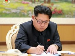 El líder norcoreano Kim Jong-un durante la firma de la orden para la prueba de la bomba de hidrógeno. EFE / North's Korean Central News Agency