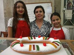 Teresita del Niño Jesús Hernández Gálvez y sus nietas Natalia e Ivon Gálvez. Una familia dedicada a la elaboración de roscas. EL INFORMADOR / M. Vargas