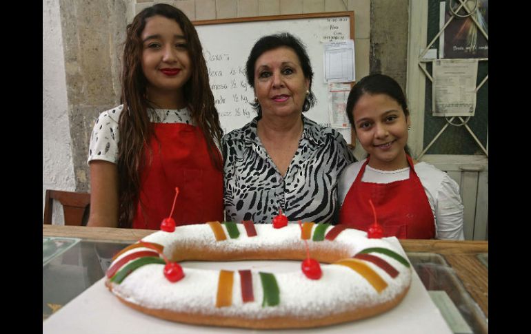 Teresita del Niño Jesús Hernández Gálvez y sus nietas Natalia e Ivon Gálvez. Una familia dedicada a la elaboración de roscas. EL INFORMADOR / M. Vargas