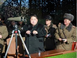 Kim Jong-un (c) observando un concurso de artillería militar en Corea del Norte. EFE / R. Sinmun