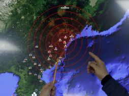 Funcionarios de la Administración Meteorológica de Corea del Sur señalan el epicentro del sismo que provocó el ensayo. AP / J. Lee