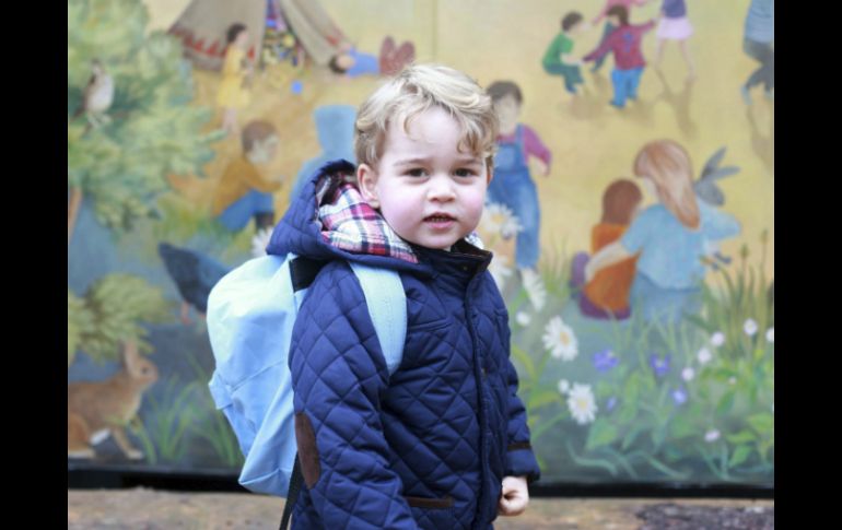 Jorge, de dos años, estaba acompañado por sus padres a su llegada a la guardería en Norfolk. EFE / Duchess of Cambridge