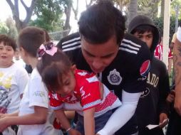 Omar Bravo llevó a una niña a la zona de la rosca y la ayudó. EL INFORMADOR / J. Robles