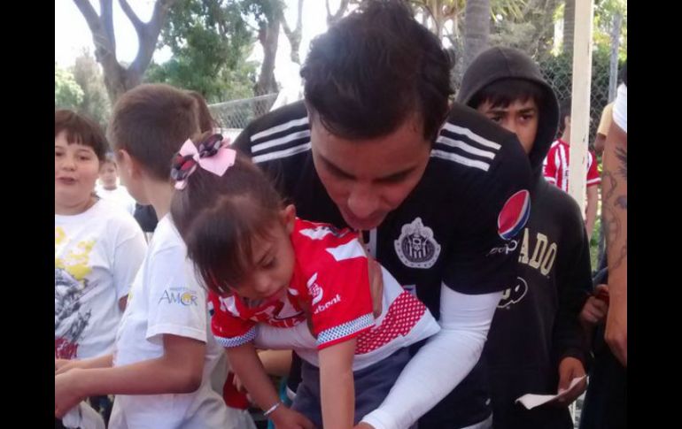 Omar Bravo llevó a una niña a la zona de la rosca y la ayudó. EL INFORMADOR / J. Robles