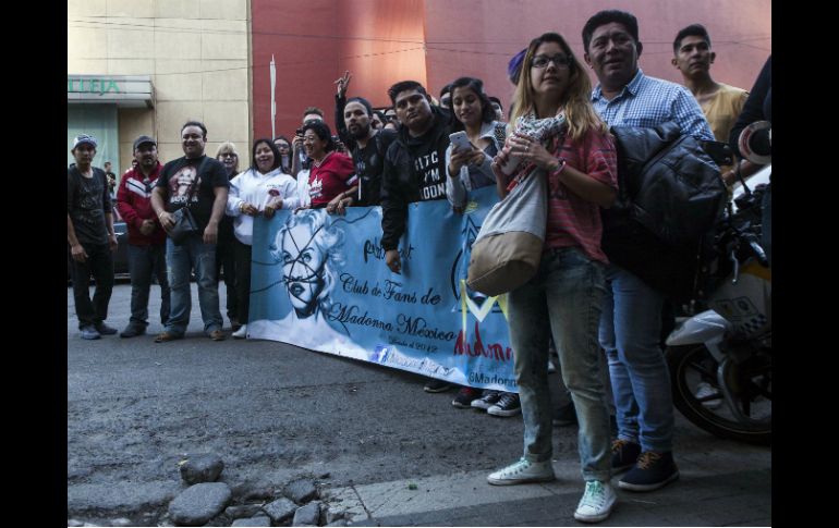 La cantante partió del hotel para brindar un concierto, dejando atrás a los cerca de cincuenta fans presentes. SUN / C. Rogel