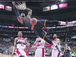 Verizon Center. La estrella de los Cavaliers, LeBron James, clava el balón durante el partido de ayer. AP / A. Brandon