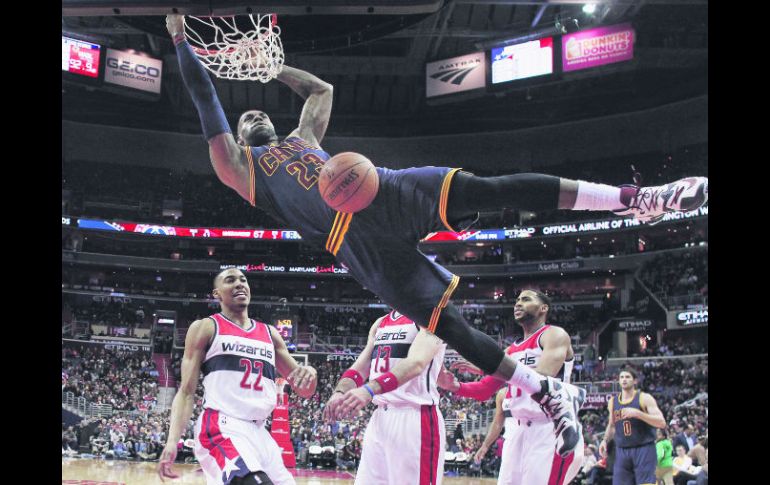 Verizon Center. La estrella de los Cavaliers, LeBron James, clava el balón durante el partido de ayer. AP / A. Brandon