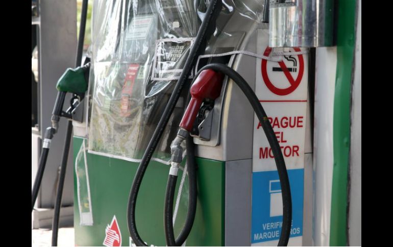 Uno de los productos con mayor incidencia que reportaron disminuciones es la gasolina de bajo octanaje, con -0.59 por ciento. EL INFORMADOR / ARCHIVO