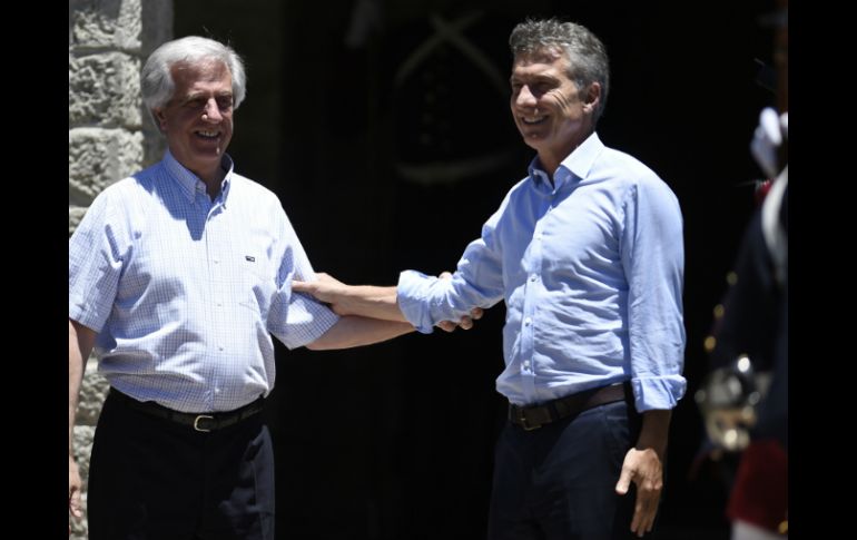 Tabaré Vázques (i) junto a su homólogo Mauricio Macri. EFE / N. Rodríguez