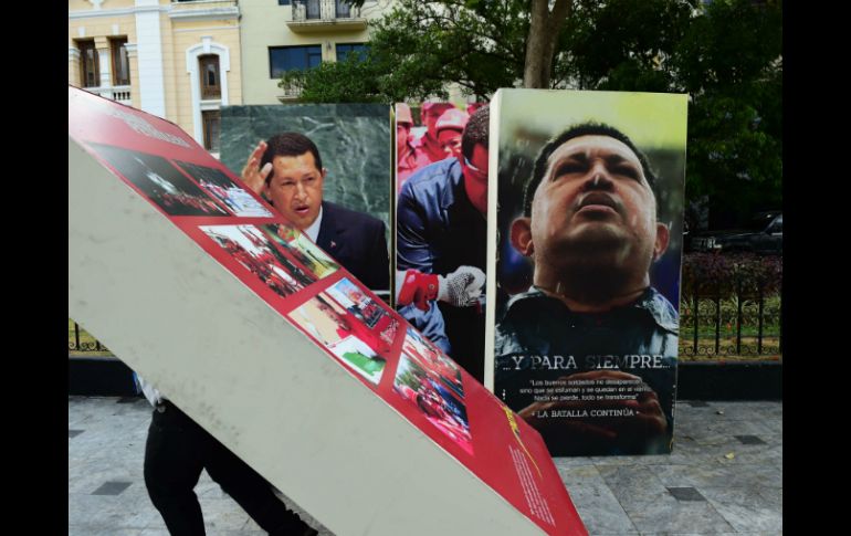 El legislador opositor ordenó desmontar las imágenes de Chávez y algunas del edificio parlamentario. AFP / R. Schemidt