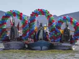 Los Reyes Magos realizan un paseo en lancha por la laguna de Cajititlán. EL INFORMADOR / F. Atilano