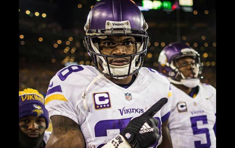 Peterson tuvo que abandonar el partido del domingo pasado ante Green Bay debido a la lesión, pero pudo regresar al final. TWITTER / @AdrianPeterson