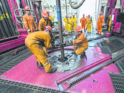 Los trabajadores de la empresa productiva deben aplicarse para paliar el impacto por el descenso de los precios. AFP /