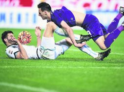 Hay pasión. Nikola Kiliani, de la Sampodria, cae sobre el defensor de la Lazio, Wesley Hoedt. AFP /