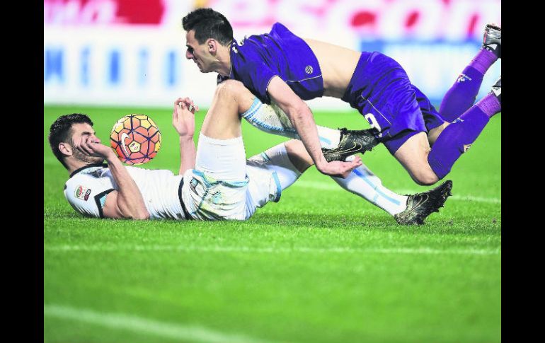 Hay pasión. Nikola Kiliani, de la Sampodria, cae sobre el defensor de la Lazio, Wesley Hoedt. AFP /