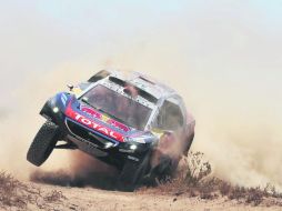 El piloto español Carlos Sainz, que firmó su primera victoria de etapa en el Dakar 2016, se mostró muy feliz. AFP /