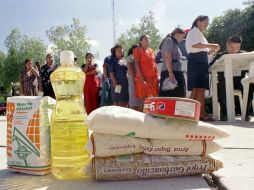 Las familias acuden a las sedes para conseguir alimentos como frijo, sardina o harina, entre otros. NTX / ARCHIVO