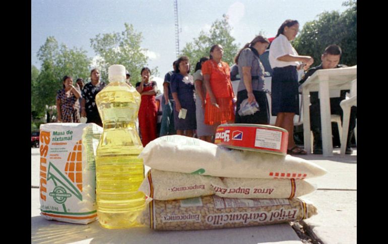 Las familias acuden a las sedes para conseguir alimentos como frijo, sardina o harina, entre otros. NTX / ARCHIVO