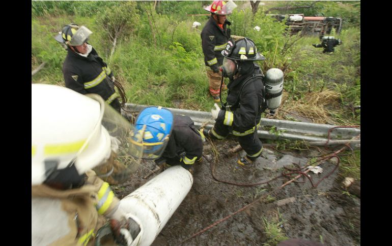 Relatan que el conductor tomó mal una curva, lo que provocó que la unidad se precipitara del puente por el que circulaba. EL INFORMADOR / ARCHIVO