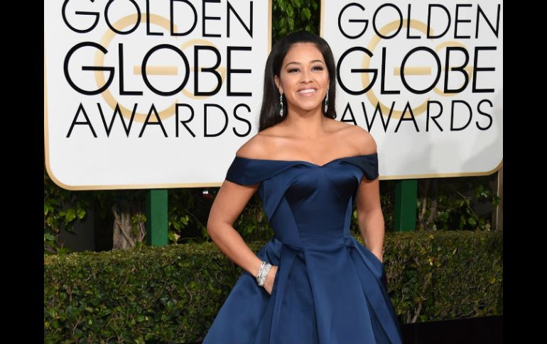 Gina Rodriguez, protagonista de la serie 'Jane the Virgin', fue una de las primeras en desfilar y está nominada a Mejor Actriz. AFP / V. Macon