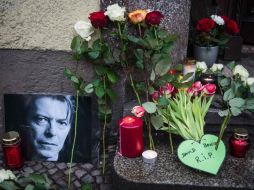 Los homenajes por parte de fanáticos no se hicieron esperar, y pronto la antigua vivienda del cantante se llenó de flores. AFP / O. Andersen