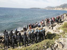 Los inmigrantes pagaban dos mil euros para poder cruzar el Canal de la Mancha. ESPECIAL /