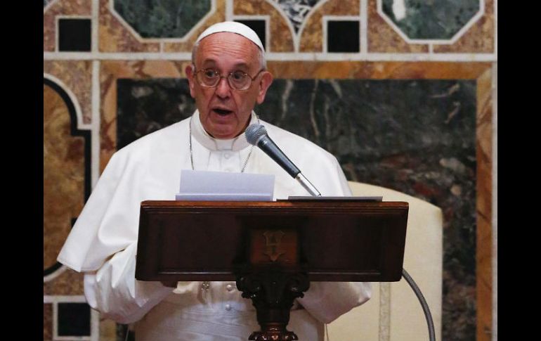 Francisco recibió a decenas de diplomáticos en la Sala Regia del Palacio Apostólico del Vaticano. EFE / A. Bianchi