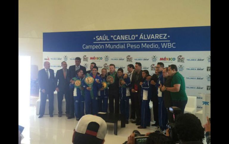 Álvarez estuvo con Fundación Telmex, que desarrolla un programa de becarios. TWITTER / @WBCBoxing