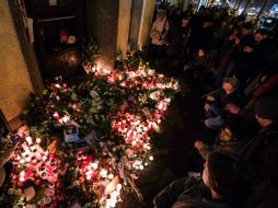 Escenas entre lágrimas y flores se repitieron en diversas partes del mundo por la muerte de Bowie. AFP / O. Andersen