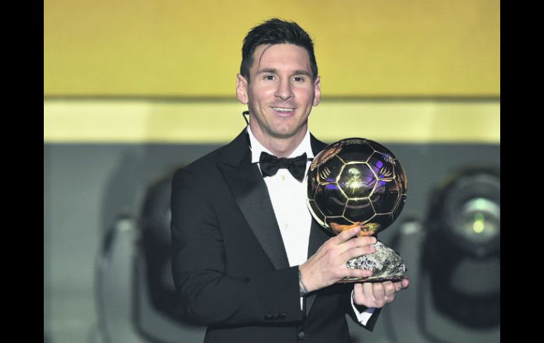 El más ganador. Lionel Messi, de Argentina, recibió su quinto Balón de Oro. AFP /