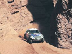 El piloto catarí conduce su auto Mini durante la octava etapa del Rally Dakar celebrada ayer en territorio argentino. AP / J. Saenz