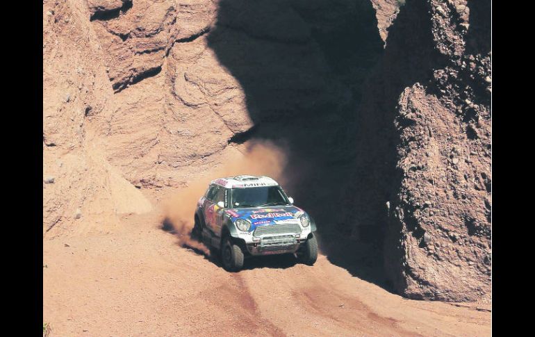 El piloto catarí conduce su auto Mini durante la octava etapa del Rally Dakar celebrada ayer en territorio argentino. AP / J. Saenz