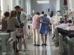 En cuatro años han sido abandonados 129 ancianos en los Hospitales Civiles. En lugar de sus familias, los amigos ayudan a los enfermos. EL INFORMADOR / R. Tamayo