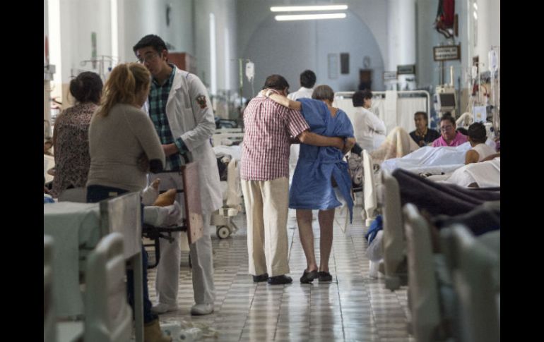 En cuatro años han sido abandonados 129 ancianos en los Hospitales Civiles. En lugar de sus familias, los amigos ayudan a los enfermos. EL INFORMADOR / R. Tamayo